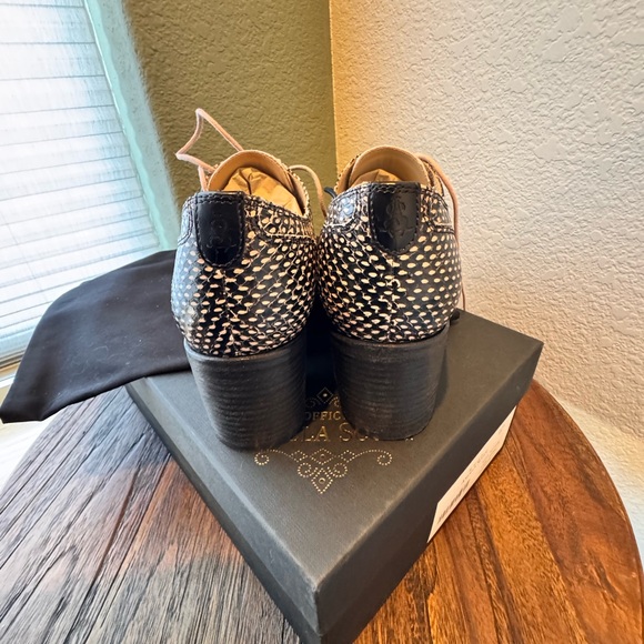 The Office of Angela Scott Miss Button in Pink Snake
Size 36.1/2 - Picture 4 of 15